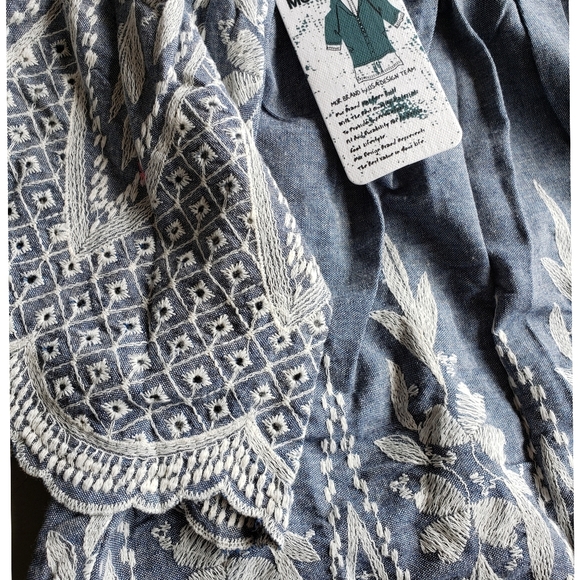 MUR MUR Oversized Chambray Embroidered Top - Picture 5 of 7